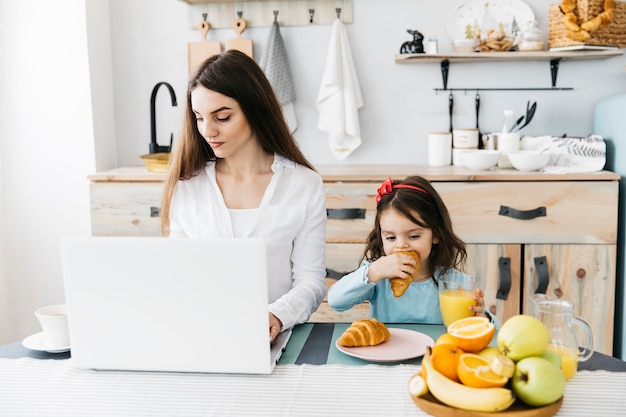 Madre e figlia facendo colazione