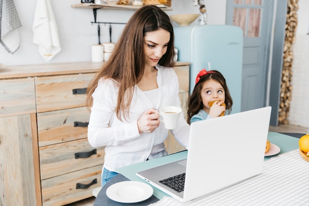 Free photo mother and daughter having breakfast