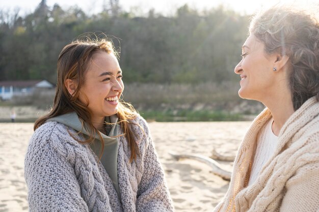 ビーチで一緒に楽しい時間を過ごす母と娘