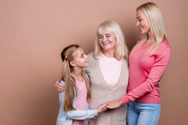 Foto gratuita tenersi per mano della figlia e della madre