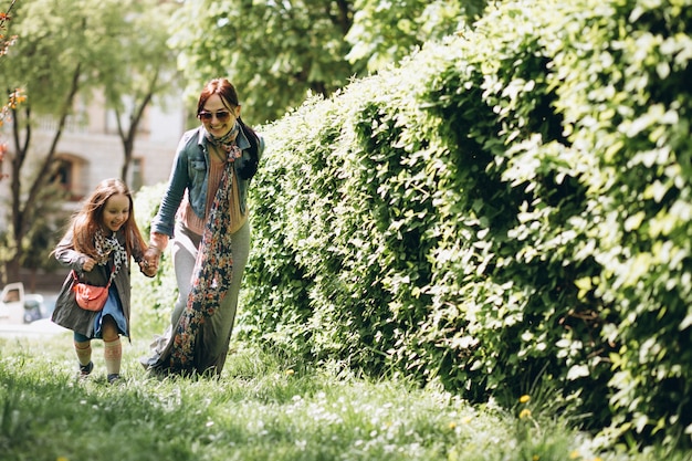 Madre e figlia nel parco