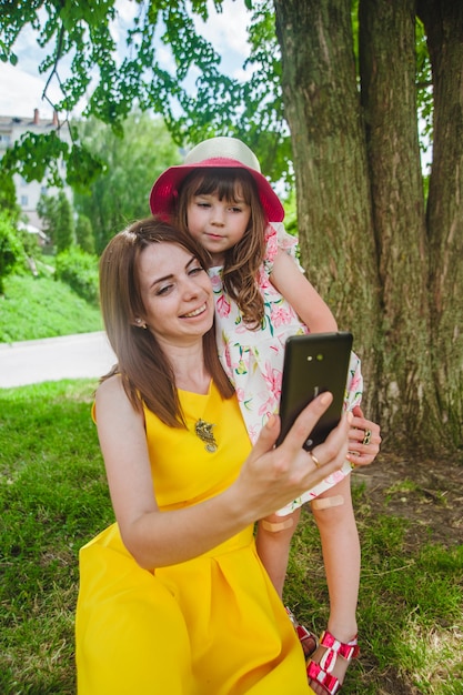 Madre e figlia in posa per una foto