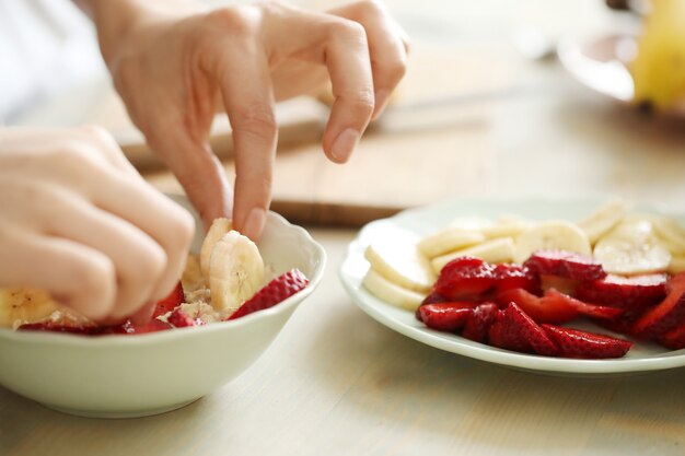 엄마와 딸 아침 식사 준비