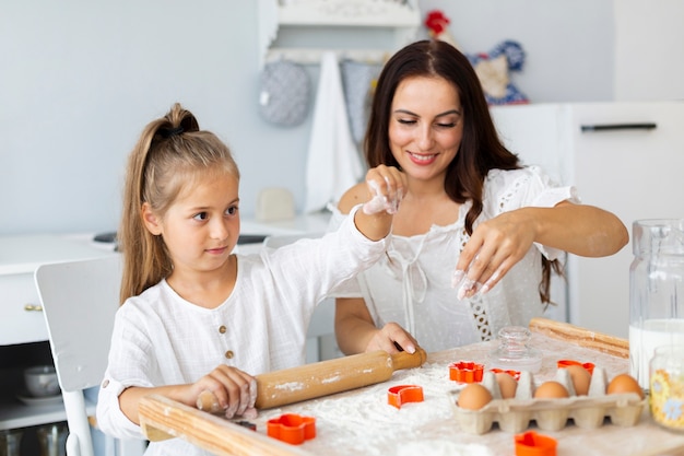 Foto gratuita madre e figlia che preparano pasta per i biscotti