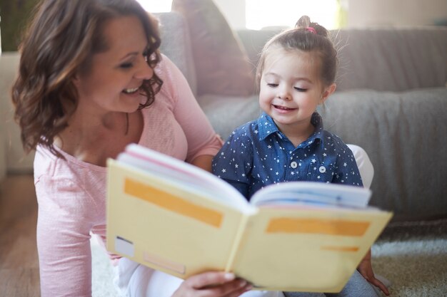 Мать и дочь читают книгу.