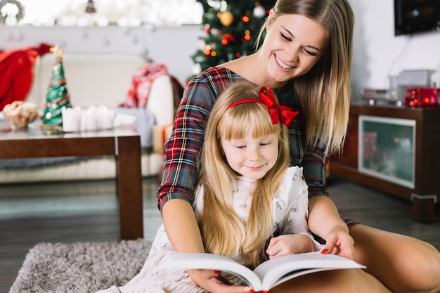 Free photo mother and daughter reading