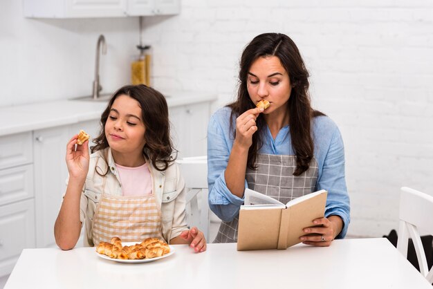 Мать и дочь вместе проводят время на кухне