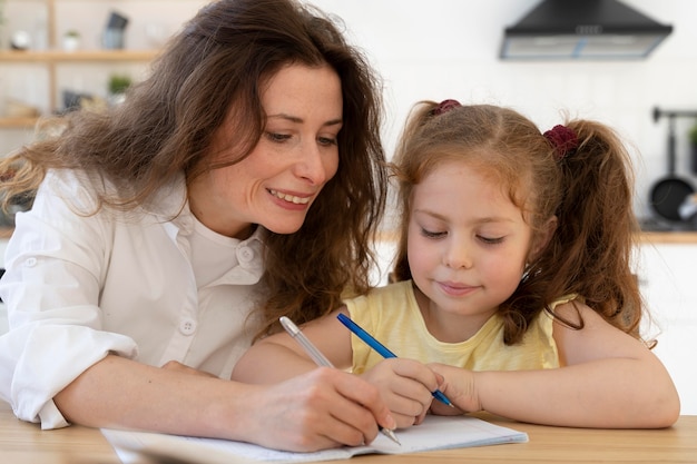 Foto gratuita madre e figlia trascorrono del tempo insieme