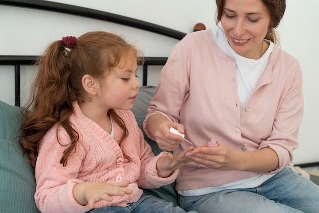 Foto gratuita madre e figlia trascorrono del tempo insieme