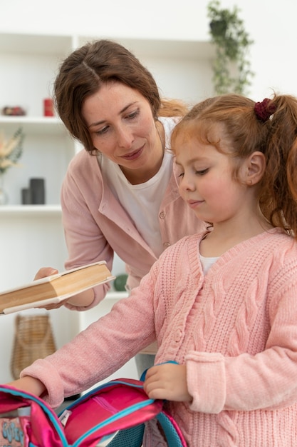 Foto gratuita madre e figlia trascorrono del tempo insieme