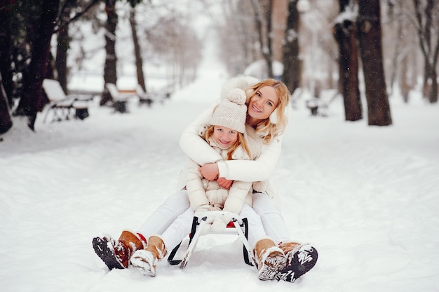 Мать и дочь в зимнем парке