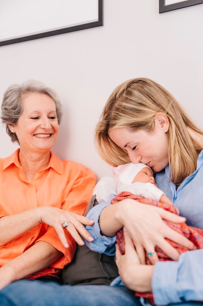 Foto gratuita madre e figlia con bambino