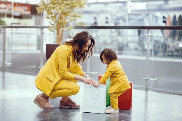 母と娘の買い物袋