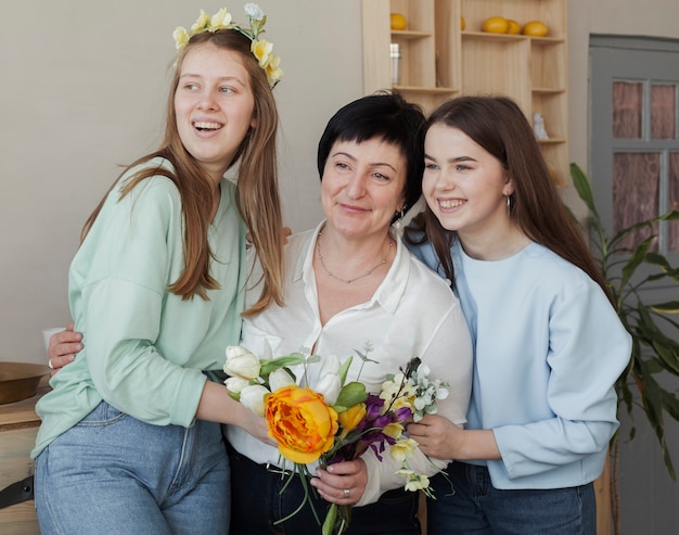 Madre e figlie con bouquet di fiori