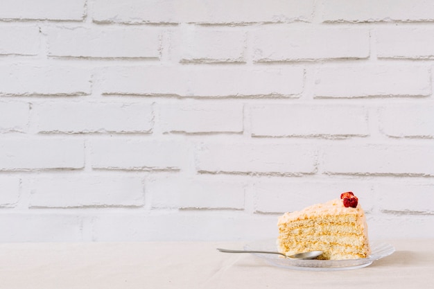 Foto gratuita concetto di giorno di madre con torta e spazio a sinistra