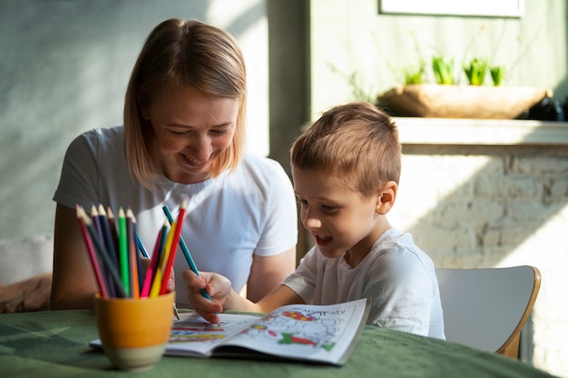 Бесплатное фото Мать обучает сына-аутиста дома