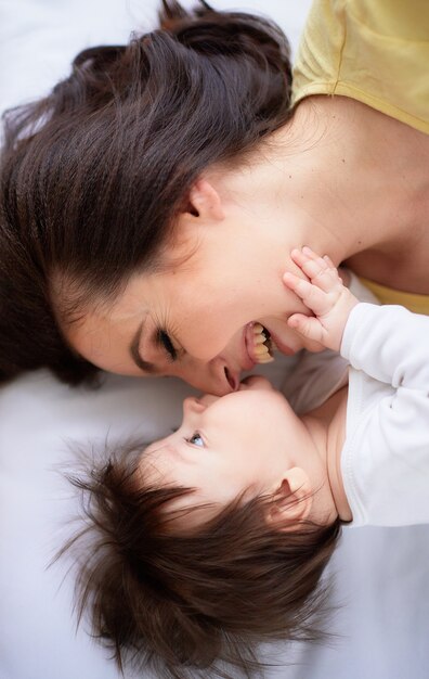 母親は娘を包み込み、ベッドの上に横たえます