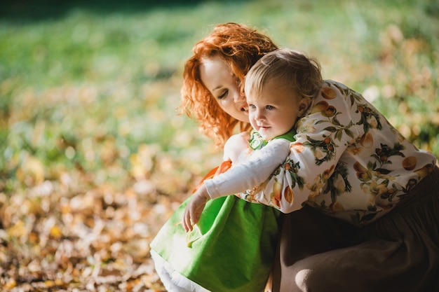 La madre che abbraccia la figlia