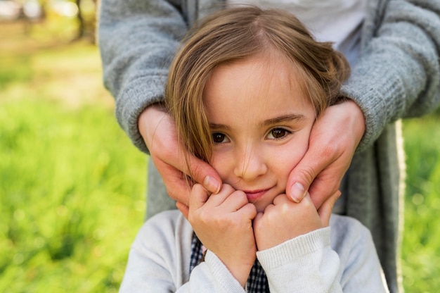 Foto gratuita madre che abbraccia la vista frontale della figlia innocente