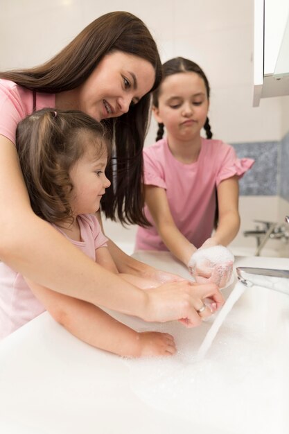手を洗う方法を説明する母