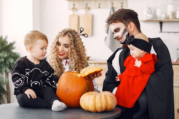 Madre, padre e figli in costume e trucco. la famiglia si prepara alla celebrazione di halloween.
