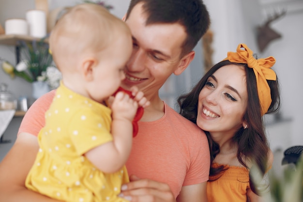 Foto gratuita madre e padre danno da mangiare alla figlia