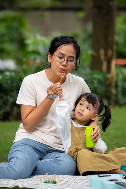 Free photo mother and girl having picnic front view