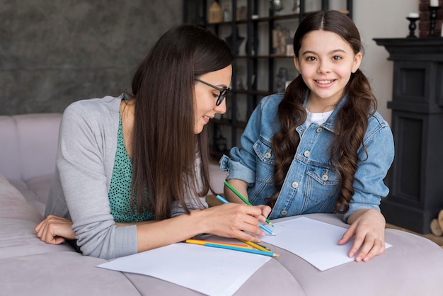 Foto gratuita madre e ragazza a casa di disegno