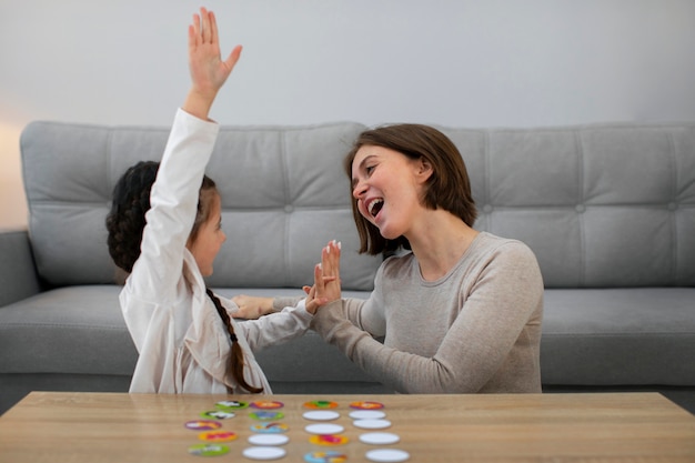 Madre e ragazza che giocano vista frontale del gioco