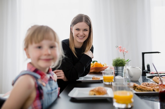 Foto gratuita madre facendo colazione vicino alla figlia