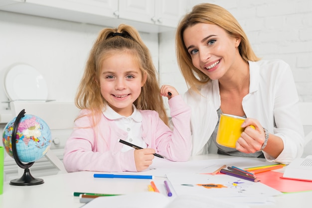 Мать, помогая дочери с домашним заданием