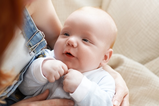 Free photo mother and her child posing indoor