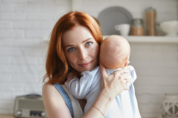 Free photo mother and her child posing indoor