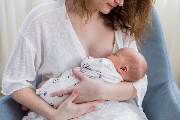 Бесплатное фото Мать держит ребенка на руках
