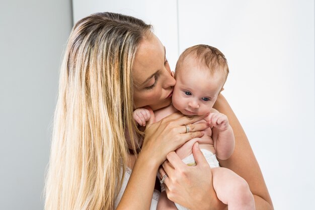 母は彼女の男の子を保持します