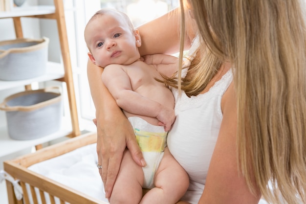 Foto gratuita madre che tiene il suo bambino