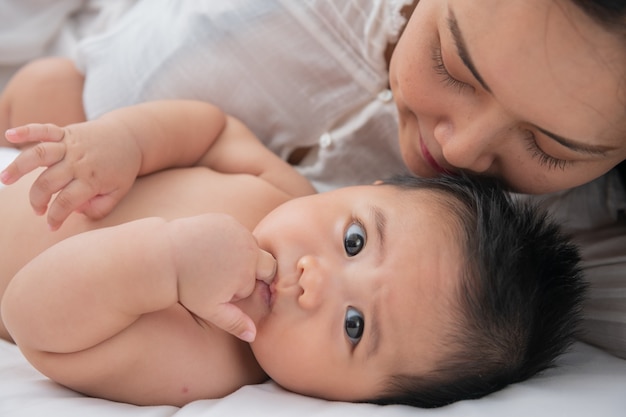 無料写真 生後6か月の小さな息子を抱き締める母親