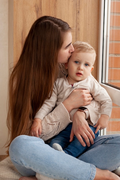 母は小さな男の子を抱いて