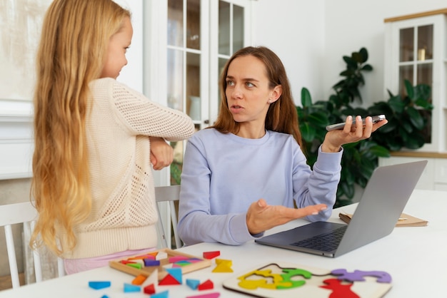 Foto gratuita madre e figlio a casa con un colpo medio