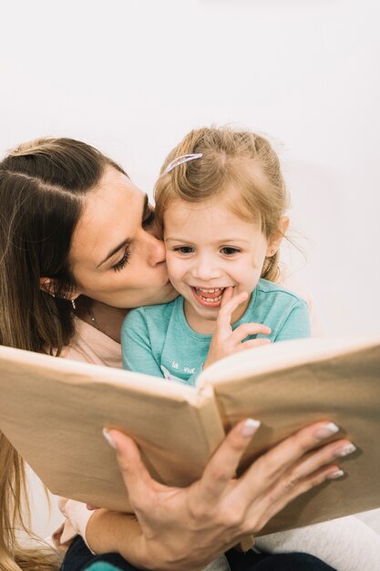 読書中に母親にキスをする母親