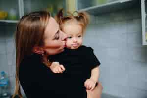 Foto gratuita madre che bacia la guancia della figlia