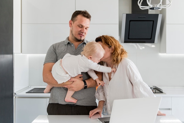 Foto gratuita madre che bacia piccolo bambino