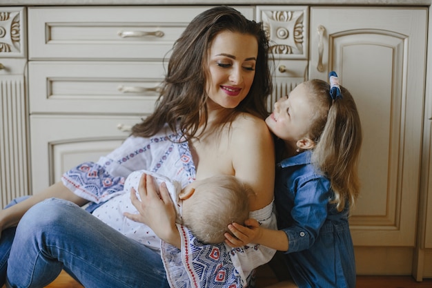 Foto gratuita madre in cucina con bambino e figlia