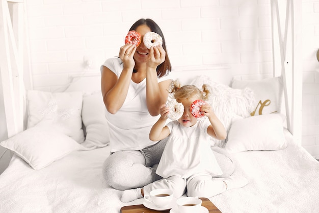 Foto gratuita la madre e la piccola figlia fanno colazione a casa