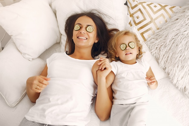 Foto gratuita madre e figlia divertirsi a casa