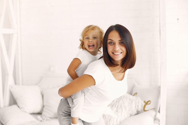 Foto gratuita madre e figlia divertirsi a casa