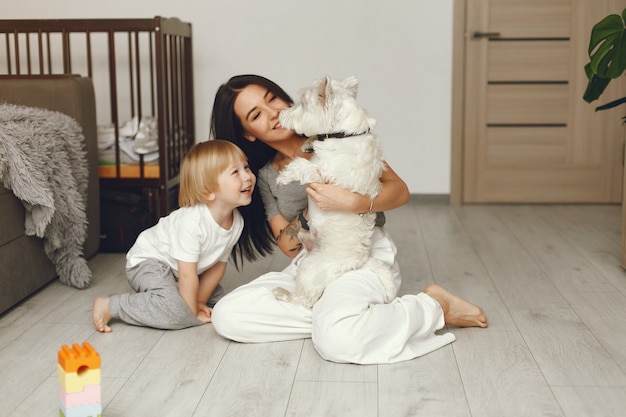 母と幼い息子の犬と一緒に家で楽しい