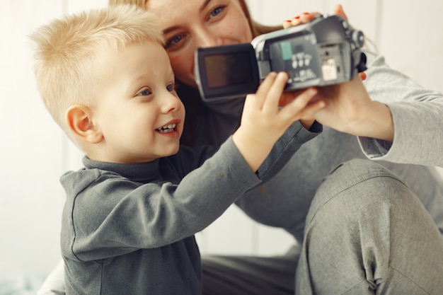 Foto gratuita madre e figlio piccolo che giocano a casa