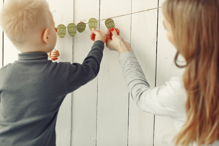 Free Photo mother and little son playing at home
