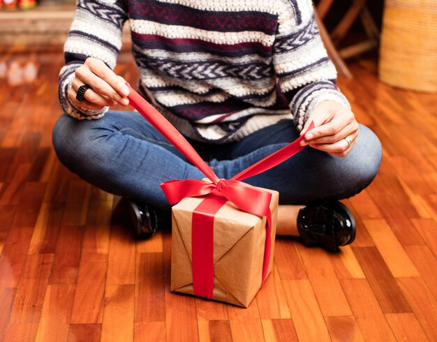 母はクリスマスに贈り物を開きます